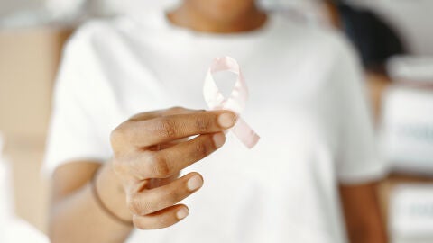 Mujer en lucha contra el cáncer de mama