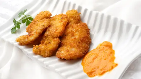 Rape empanado con salsa de pimiento, receta barata y con buen gusto de Karlos Arguiñano Rape empanado con salsa de pimiento, receta barata y con buen gusto de Karlos Arguiñano