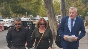Los padres de la joven asesinada en Parla en 2022 y su letrado Wilfredo Jurado.