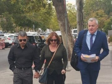 Los padres de la joven asesinada en Parla en 2022 y su letrado Wilfredo Jurado.