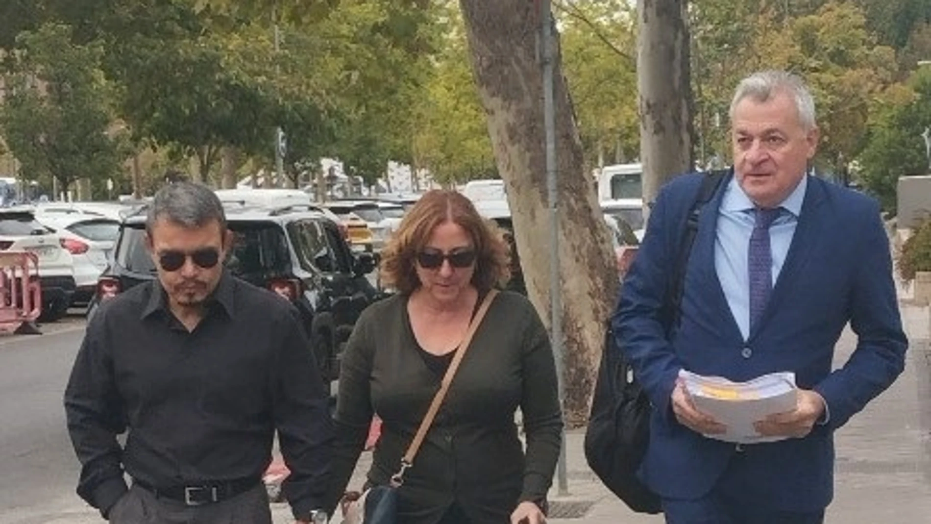 Los padres de la joven asesinada en Parla en 2022 y su letrado Wilfredo Jurado. Los padres de la joven asesinada en Parla en 2022 y su letrado Wilfredo Jurado.