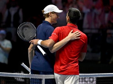 Djokovic y Sinner se saludan tras el partido del Six Kings Slam