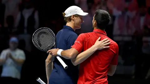 Djokovic y Sinner se saludan tras el partido del Six Kings Slam Djokovic y Sinner se saludan tras el partido del Six Kings Slam