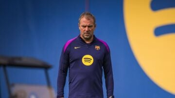 Hansi Flick durante un entrenamiento con el Barça