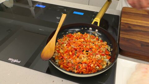Pela el tomate, córtalo en dados, incorpóralo, sazona y cocina todo