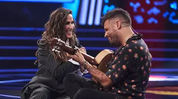 Malú y Pablo emocionan al público uniendo sus voces en el escenario Malú y Pablo emocionan al público uniendo sus voces en el escenario