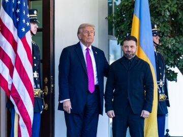 Trump recibe a Zelenski en la Casa Blanca para abordar el fin de la guerra de Ucrania: "Las cosas avanzan muy bien" Trump recibe a Zelenski en la Casa Blanca para abordar el fin de la guerra de Ucrania: "Las cosas avanzan muy bien"