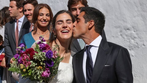 Blanca Llandres y Alberto Herrera saliendo de su boda
