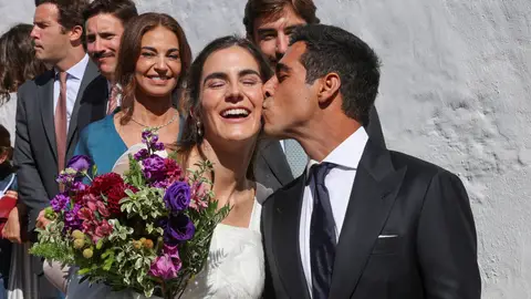 Blanca Llandres y Alberto Herrera saliendo de su boda Blanca Llandres y Alberto Herrera saliendo de su boda