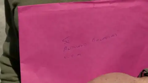 Intenta colarse en la boda de la hija de Antonio Banderas para pedirle que dirija 'La pasión de Cristo' versión "castellana" Intenta colarse en la boda de la hija de Antonio Banderas para pedirle que dirija 'La pasión de Cristo' versión "castellana"