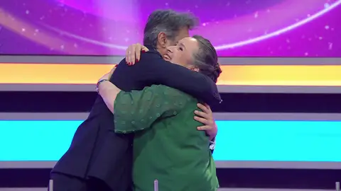 Jorge Fernández y Pilar, concursante de La ruleta de la suerte noche Jorge Fernández y Pilar, concursante de La ruleta de la suerte noche