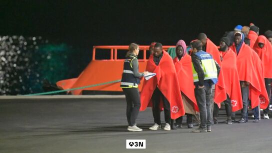 Desembarcan a 52 migrantes subsaharianos que iban en una neum&aacute;tica en Lanzarote