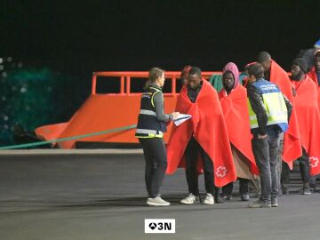 Desembarcan a 52 migrantes subsaharianos que iban en una neumática en Lanzarote