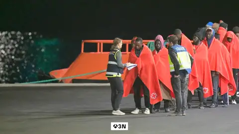 Desembarcan a 52 migrantes subsaharianos que iban en una neumática en Lanzarote Desembarcan a 52 migrantes subsaharianos que iban en una neumática en Lanzarote