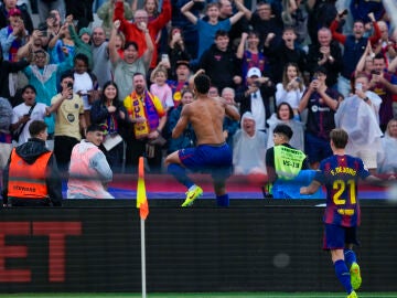 Ronald Araújo celebra su gol ante el Girona (2-1)
