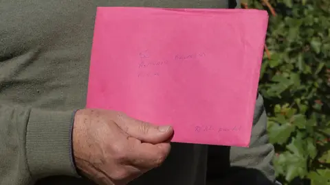 Un hombre entrega a Antonio Banderas una carta en la que le pide dirigir una versión de la pasión de Cristo Un hombre entrega a Antonio Banderas una carta en la que le pide dirigir una versión de la pasión de Cristo