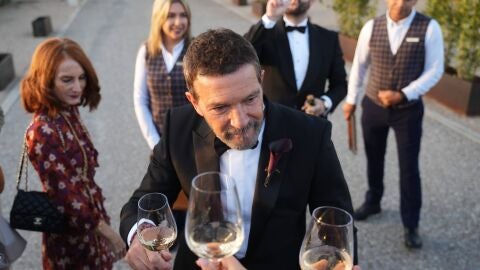 Antonio Banderas brindando con la prensa tras la boda de su hija