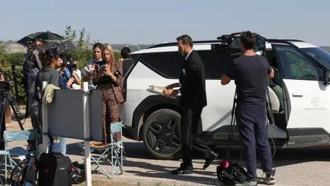 Personal de seguridad entregando canapés a la prensa en la boda de Stella del Carmen Personal de seguridad entregando canapés a la prensa en la boda de Stella del Carmen