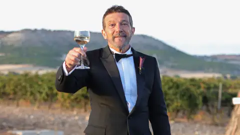 Antonio Banderas brindando por la boda de su hija Antonio Banderas brindando por la boda de su hija