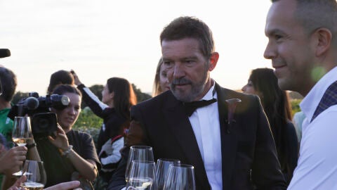Antonio Banderas brindando con la prensa tras la boda de su hija