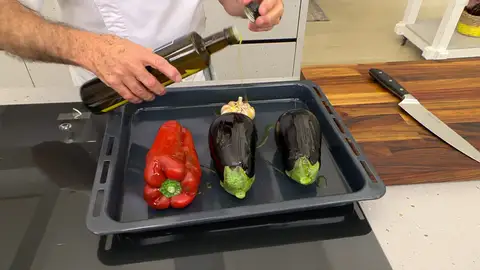 Riega las hortalizas con un poco de aceite y sazónalas Riega las hortalizas con un poco de aceite y sazónalas