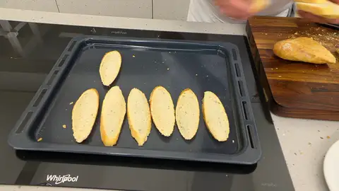 Corta el pan en rebanadas finas, extiéndelas sobre una bandeja de horno Corta el pan en rebanadas finas, extiéndelas sobre una bandeja de horno