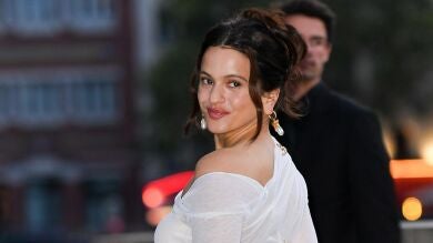 El look celestial de Rosalía para presentar LUX en Madrid: moda, simbolismo y estética divina