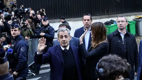 Sarkozy de camino a prisión Sarkozy de camino a prisión
