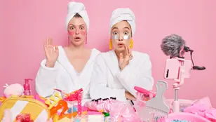 Mujeres con muchps productos de belleza para el cuidado facial