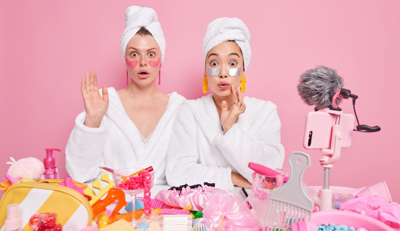 Mujeres con muchps productos de belleza para el cuidado facial