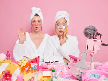 Mujeres con muchps productos de belleza para el cuidado facial Mujeres con muchps productos de belleza para el cuidado facial