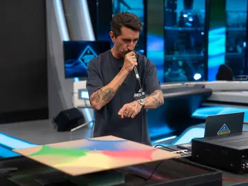 Marron hace visibles las ondas sonoras... ¡y a todo color!: sorprende a Taburete con las figuras de Chladni Marron hace visibles las ondas sonoras... ¡y a todo color!: sorprende a Taburete con las figuras de Chladni