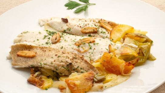 Filetes de gallo con patatas panadera y refrito de ajo: receta casera, equilibrada y rica a rabiar de Karlos Argui&ntilde;ano