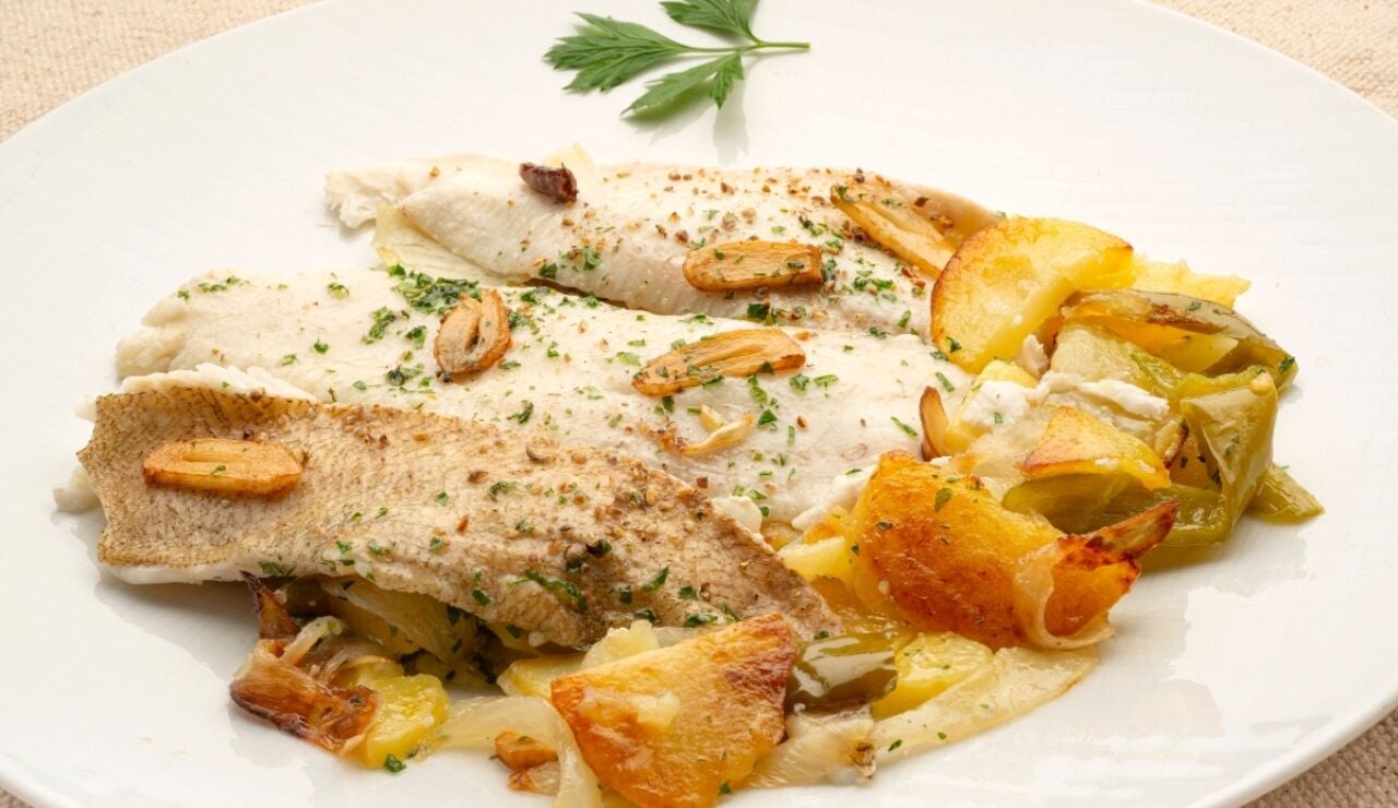 Filetes de gallo con patatas panadera y refrito de ajo: receta casera, equilibrada y rica a rabiar de Karlos Argui&ntilde;ano