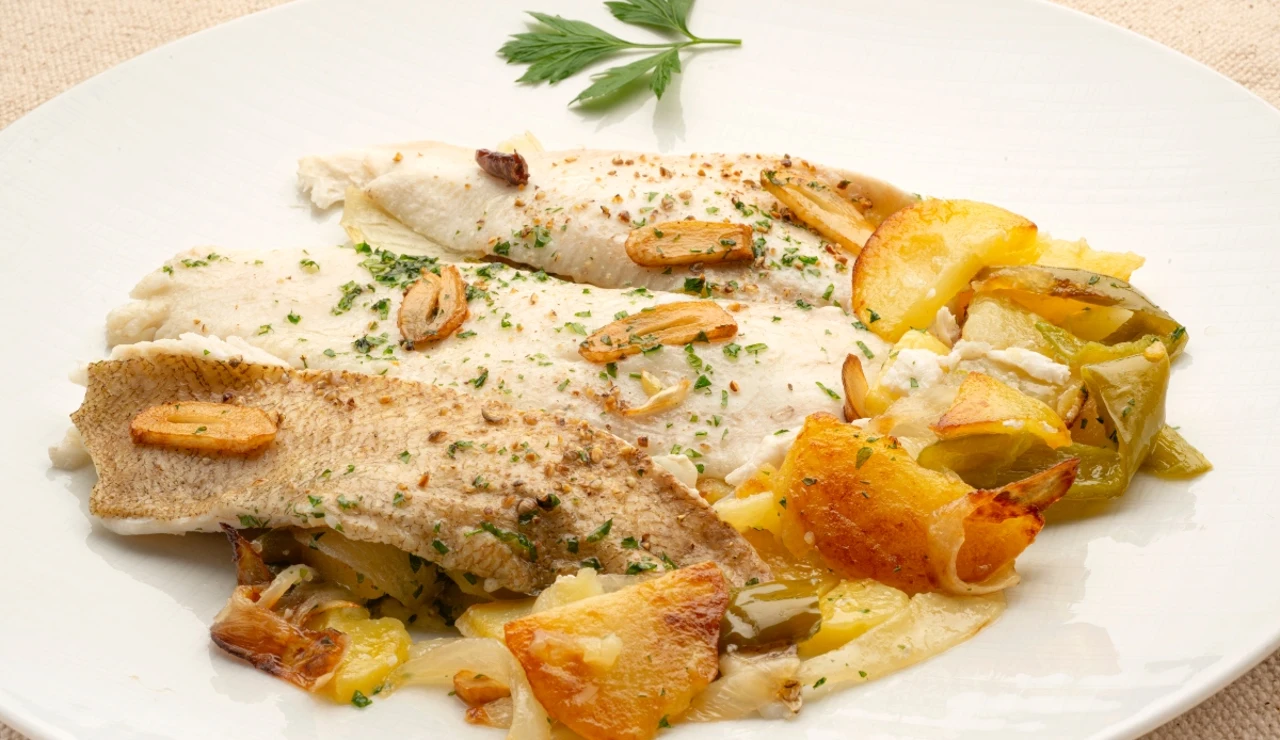 Filetes de gallo con patatas panadera y refrito de ajo: receta casera, equilibrada y rica a rabiar de Karlos Arguiñano