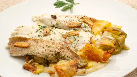 Filetes de gallo con patatas panadera y refrito de ajo: receta casera, equilibrada y rica a rabiar de Karlos Arguiñano Filetes de gallo con patatas panadera y refrito de ajo: receta casera, equilibrada y rica a rabiar de Karlos Arguiñano