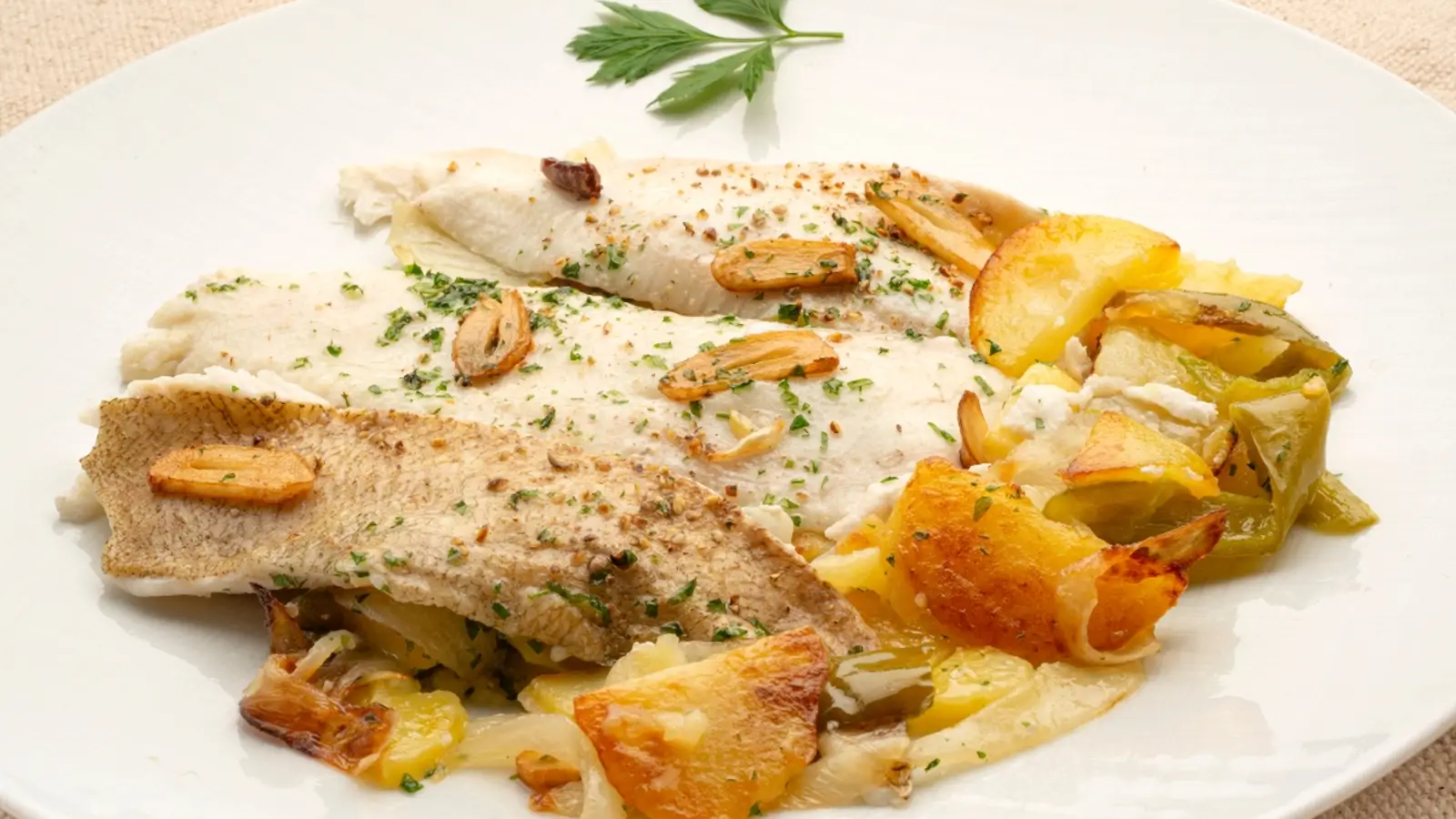 Filetes de gallo con patatas panadera y refrito de ajo: receta casera, equilibrada y rica a rabiar de Karlos Arguiñano