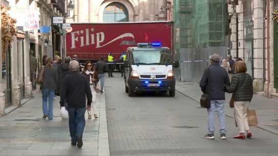 Un cami&oacute;n atravesado en Valladolid.
