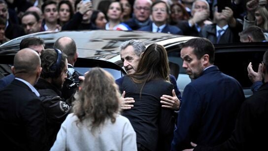 Sarkozy abraza a su esposa Carla Bruni antes de ir a prisi&oacute;n