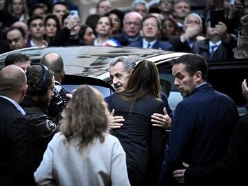 Sarkozy abraza a su esposa Carla Bruni antes de ir a prisión