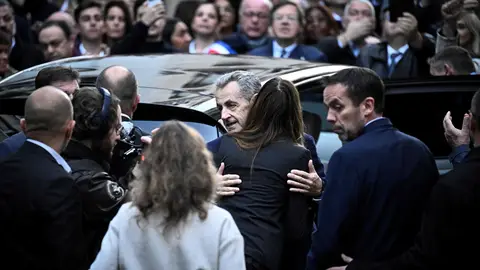 Sarkozy abraza a su esposa Carla Bruni antes de ir a prisión Sarkozy abraza a su esposa Carla Bruni antes de ir a prisión