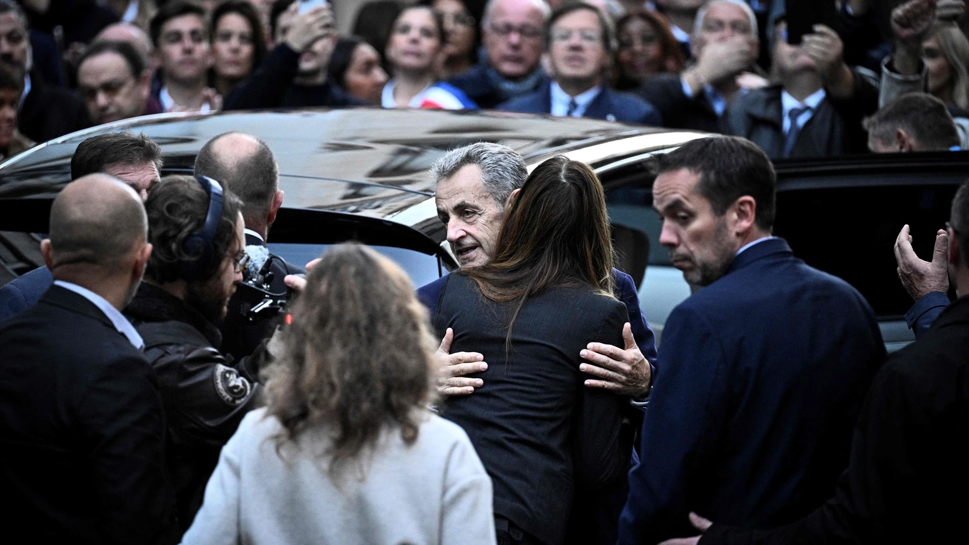 Sarkozy abraza a su esposa Carla Bruni antes de ir a prisión Sarkozy abraza a su esposa Carla Bruni antes de ir a prisión