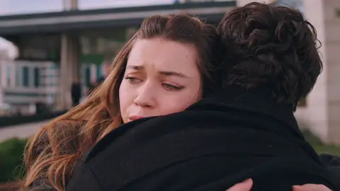 Seyran vuelve a demostrar que solo ella puede calmar a Ferit en su peor momento Seyran vuelve a demostrar que solo ella puede calmar a Ferit en su peor momento