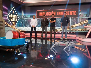 Marron logra que un bidón implosione... ¡pero Taburete acaba enamorado del perro robot Alicio! Marron logra que un bidón implosione... ¡pero Taburete acaba enamorado del perro robot Alicio!