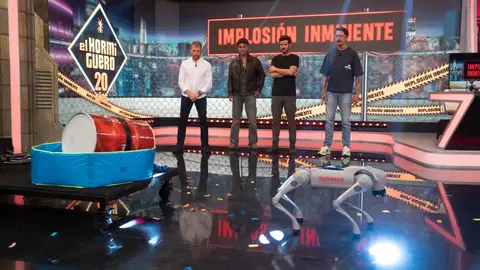 Marron logra que un bidón implosione... ¡pero Taburete acaba enamorado del perro robot Alicio! Marron logra que un bidón implosione... ¡pero Taburete acaba enamorado del perro robot Alicio!
