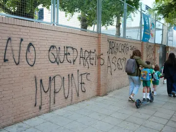 Pintadas en la fachada del colegio las Irlandesas de Loreto de Sevilla donde estudiaba Sandra Pintadas en la fachada del colegio las Irlandesas de Loreto de Sevilla donde estudiaba Sandra