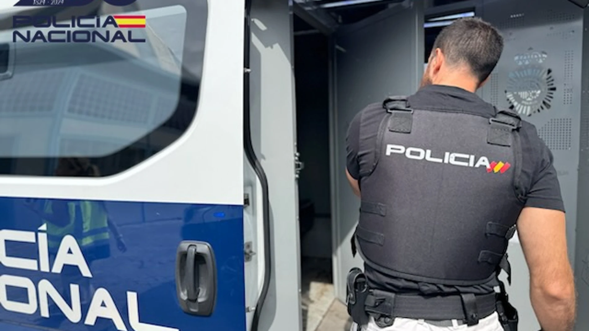 Un agente de Policía Nacional Un agente de Policía Nacional