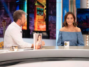 Desde hurgar en su basura, hasta obligarle a viajar en el maletero: el idilio de Isabel Preysler con los paparazzi