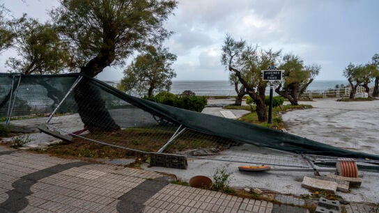 Destrozos causados por el viento este jueves en Santander. 