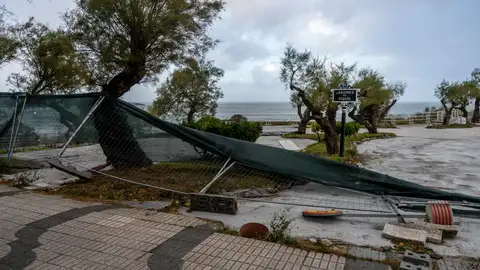 Destrozos causados por el viento este jueves en Santander.  Destrozos causados por el viento este jueves en Santander.